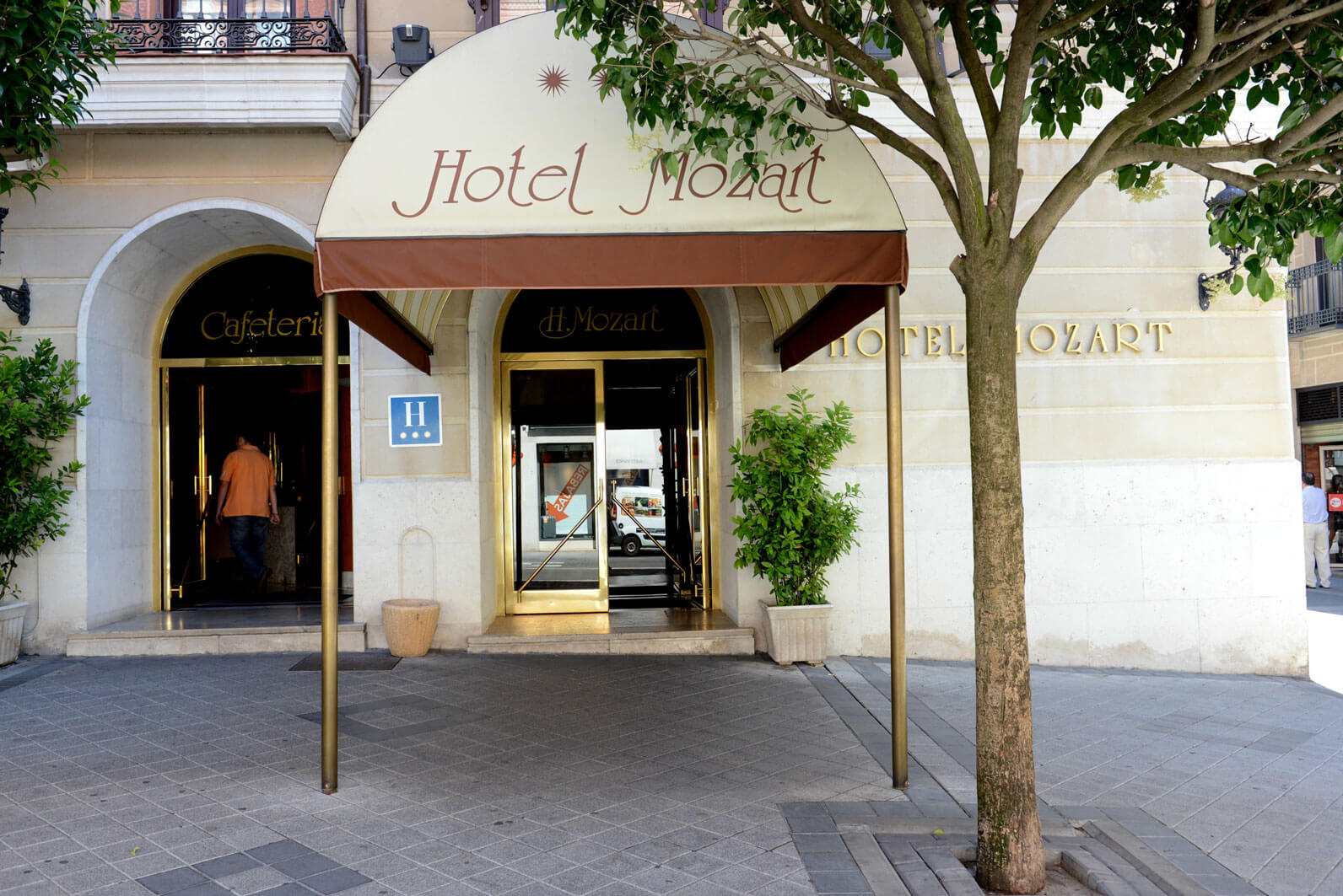 Entrada al céntrico Hotel Mozart de Valladolid