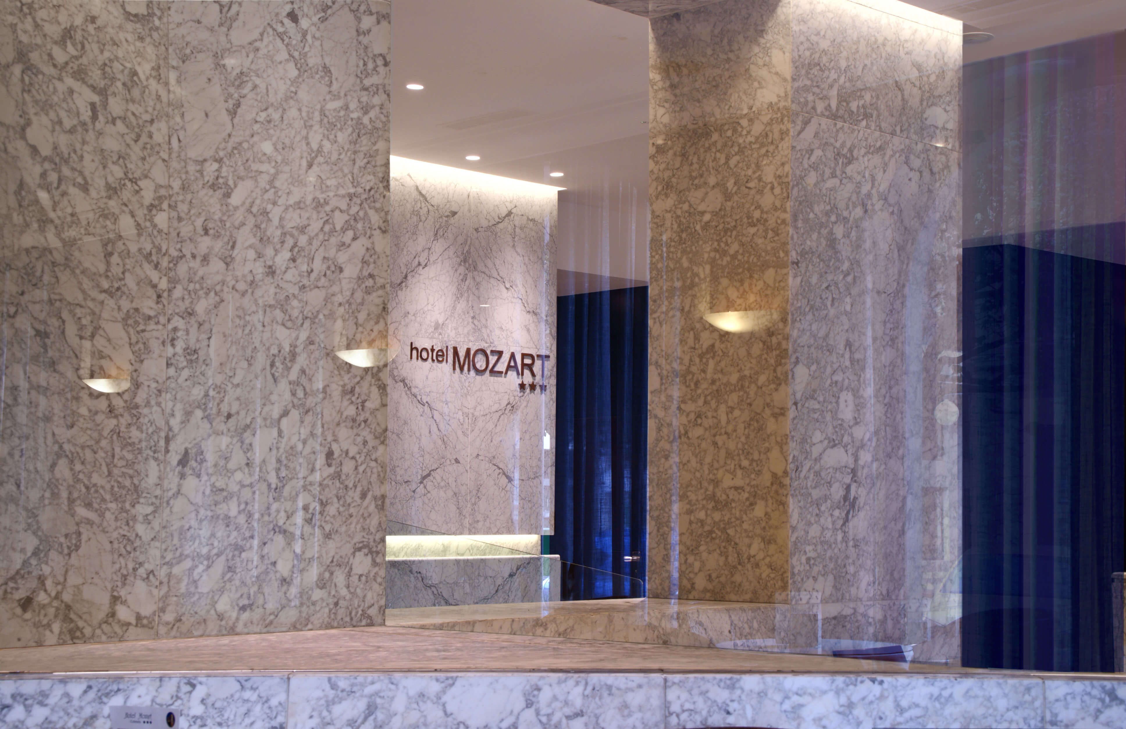 Recepción del Hotel Mozart en Valladolid